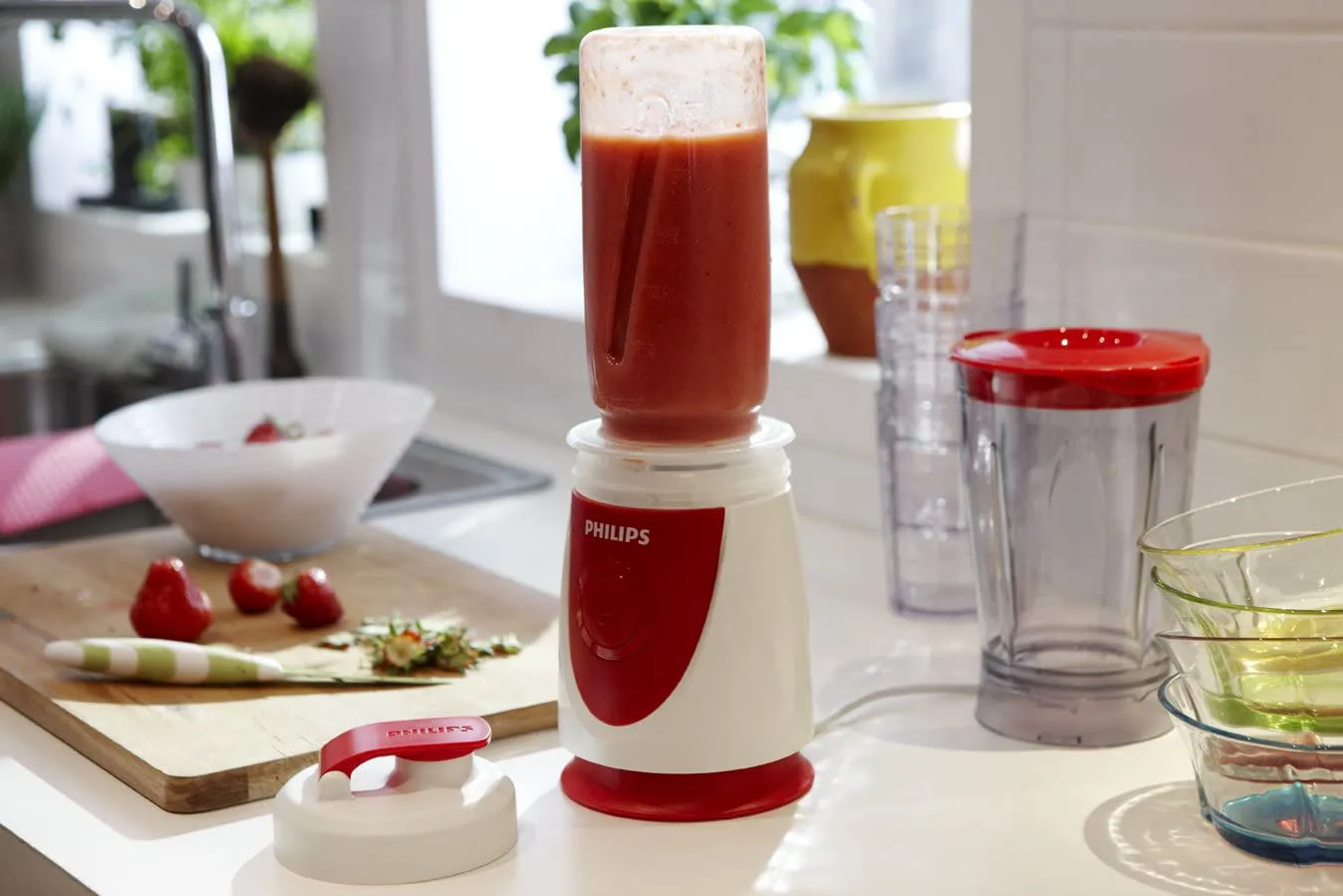 Philips Frullatore Smoothie Maker Potenza 350 watt Capacità 600 ml colore  Rosso - HR2872/00 Daily Collection