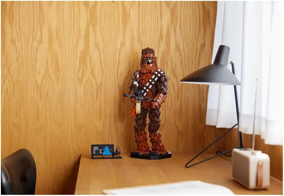 lego Star Wars - Chewbacca Figura da Collezione di Wookiee con Balestra,  Minifigure e Targa Informativa Kit Modellismo per Adulti 18+ Anni - 75371